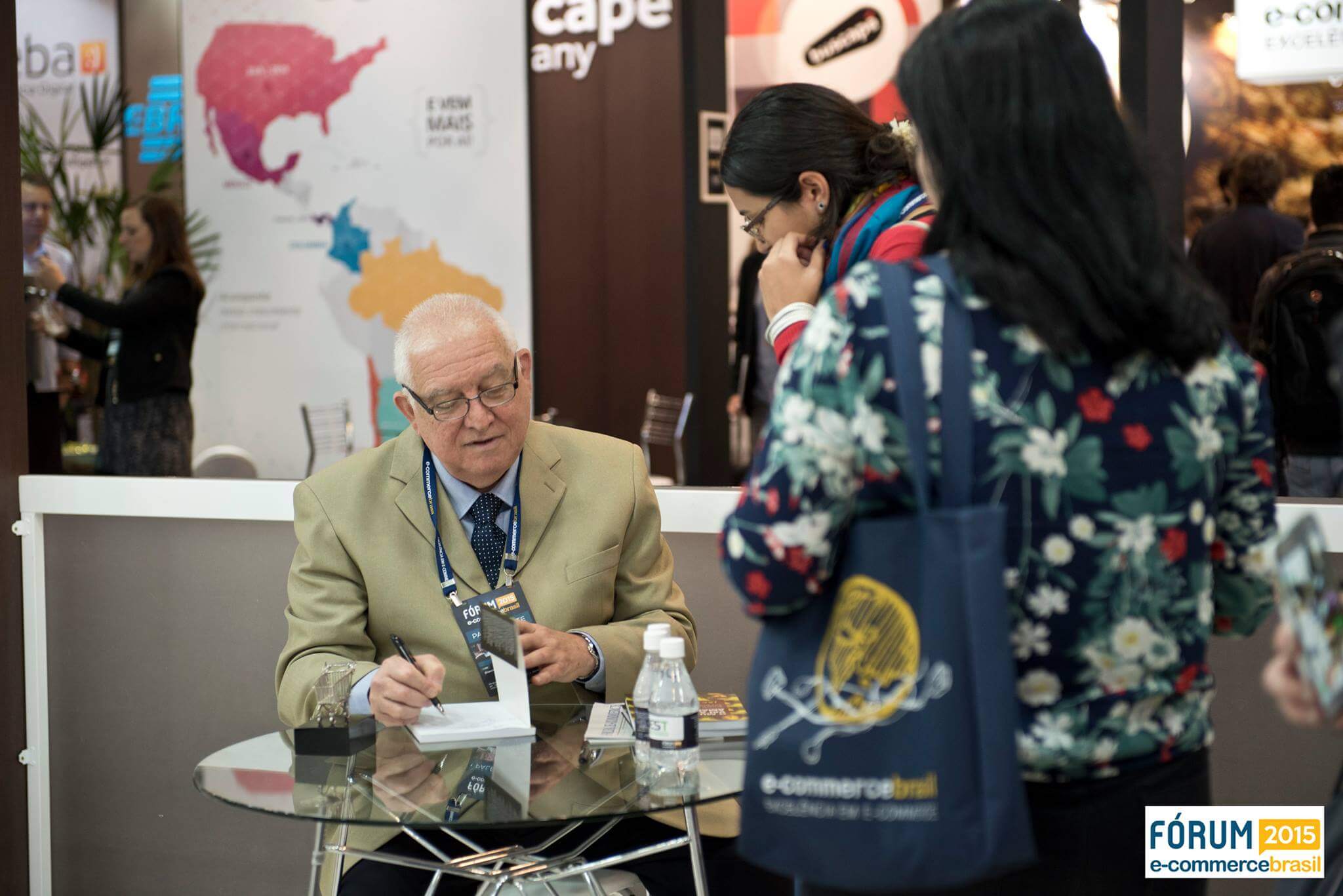 Jack London, autografando seu último livro, durante o Fórum E-Commerce Brasil 2015