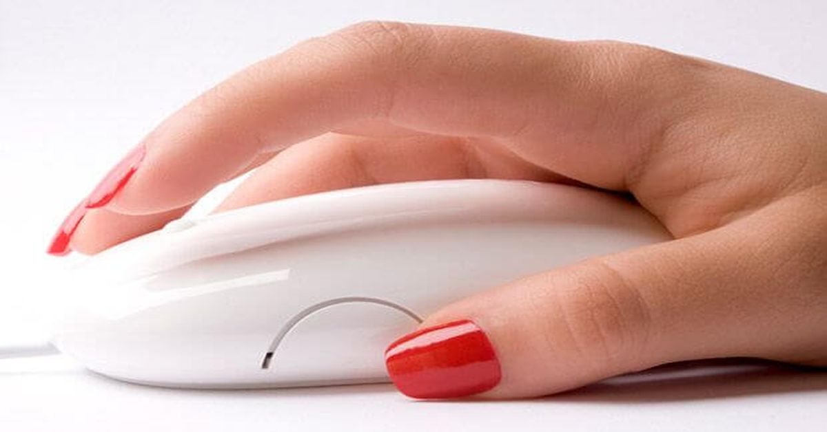 Imagem de uma mão feminina, com unhas pintadas na cor vermelha, utilizando um mouse