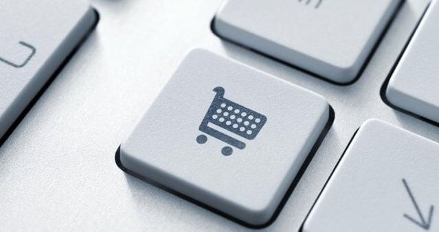 imagem de um carrinho de compras impresso em uma tecla de teclado de computador, representando uma lojas online