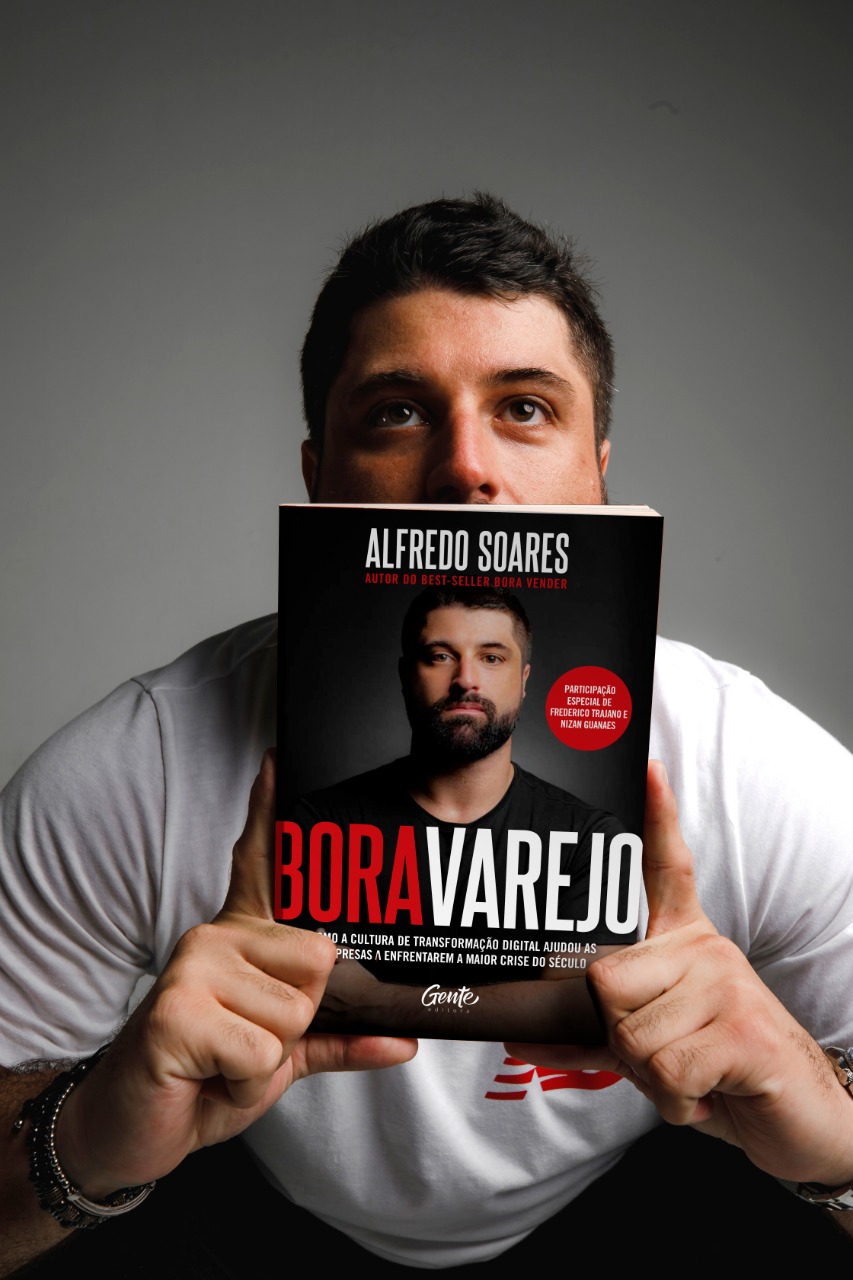 Alfredo Soares com  livro
