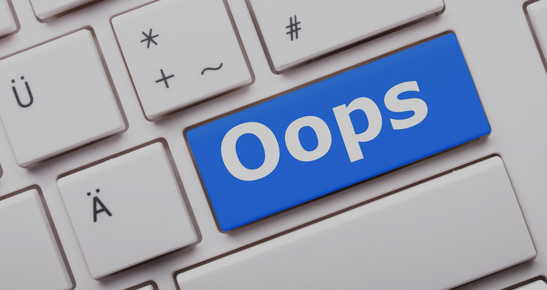 Imagem de uma tecla de computador azul, com a palavra Oops escrita em branco