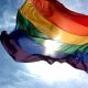 Imagem de uma bandeira com as cores do arco-íris representando pessoas LGBTQIA+