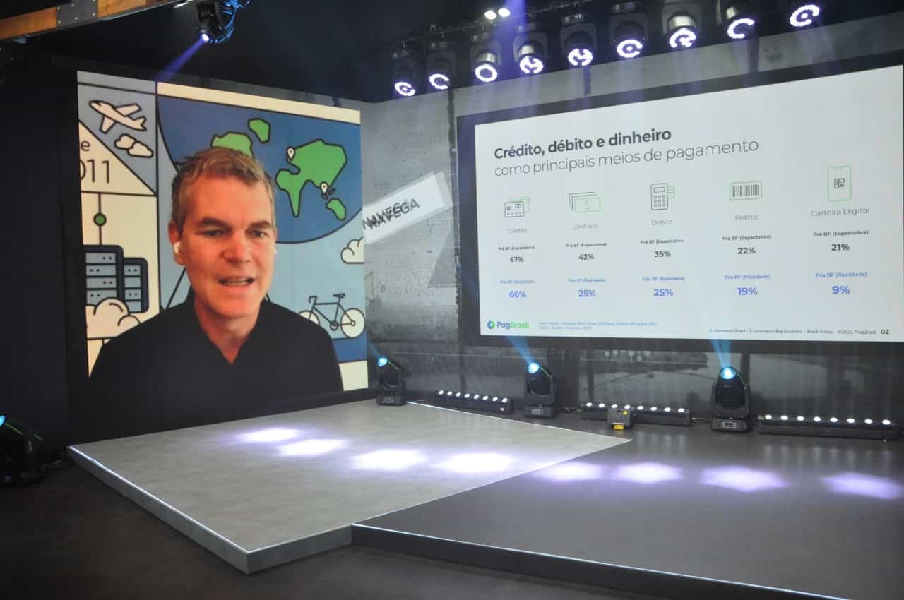Imagem do palestrante na tela do palco do evento