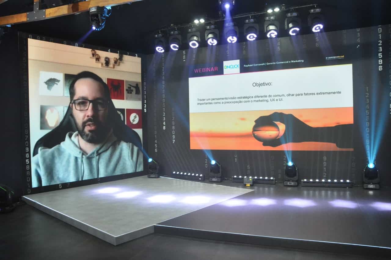 Imagem do palestrante projetada em monitor no palco do evento