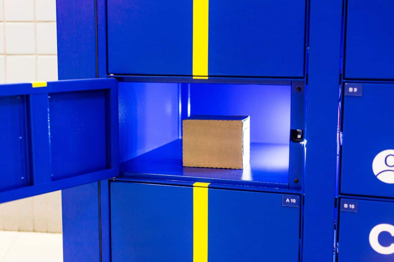 Imagem de um armário inteligente com uma embalagem de papelão dentro do compartimento