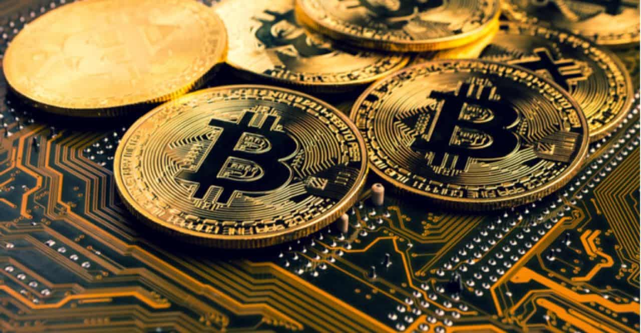Imagem de moedas douradas gravadas com o B de Bitcoin