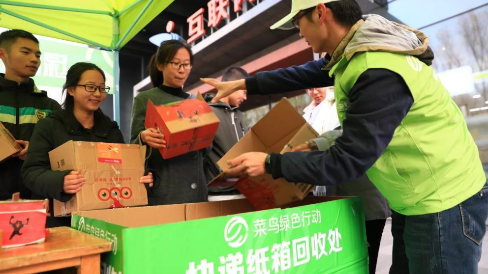 Chineses fazendo a devolução de caixas de papelão