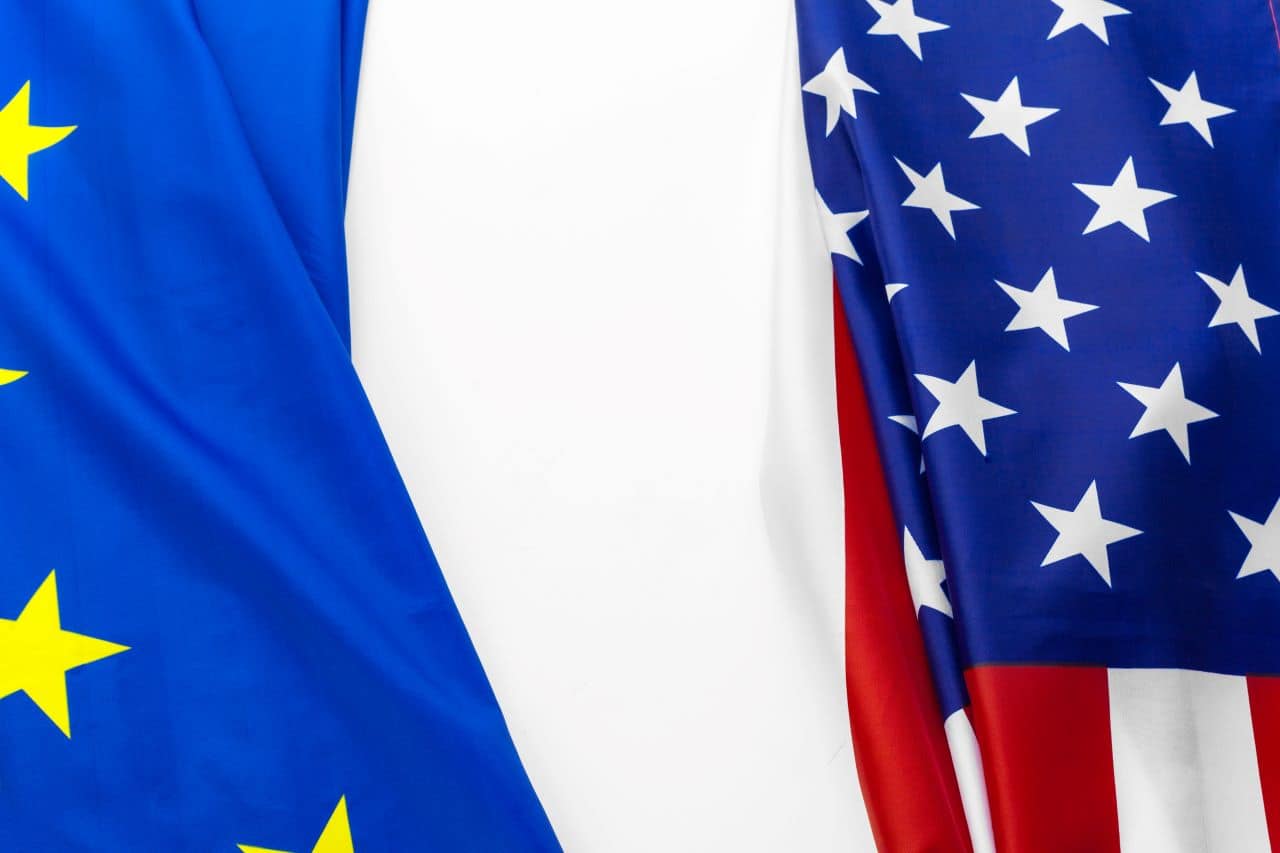 Imagem das bandeiras da União Europeia e dos Estados Unidos lado a lado