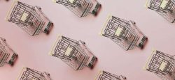 Imagem de diversas miniaturas de carrinhos de supermercado