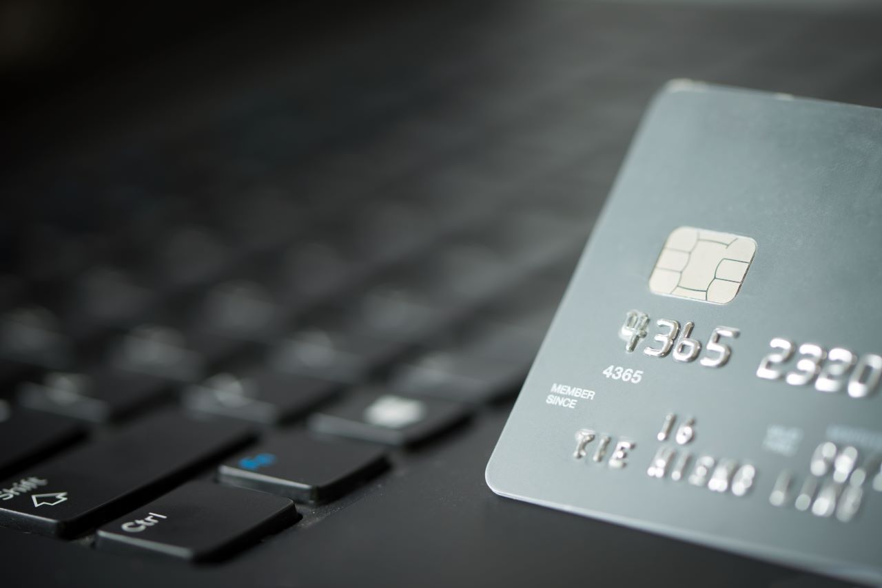 Imagem de um cartão de crédito sobre um teclado de computador